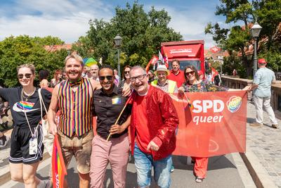 Reportage 09.08.2025 Die Demo zum CSD in N?rnberg am Samstag durch die N?rnberger Innenstadt mit rund 20 000 Besucher, Motto: Nie mehr still!, super Wetter, super Stimmung, alles friedlich-stock-foto