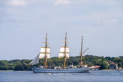 9.8.2025, Kiel, Ungew?hnlicher Liegeplatz f?r die Gorch Fock in der Innenstadt und besonderer Start zur Ausbildungsreise-stock-foto