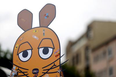 Reparatur der Maus-Figur nach Brandanschlag-stock-foto