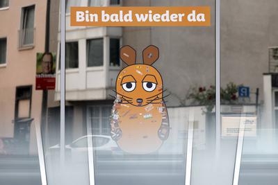 Reparatur der Maus-Figur nach Brandanschlag-stock-foto
