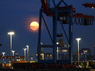 cntv Uebersicht Hafen Himmel Mond Wolken Strand Die warmen Temperaturen und der fast Vollmond sorgten am Freitag abend 08.August 2025 am Hamburger Elbstrand im Bereich Oevelgoenne fuer ein mediterranes Feeling Hamburg Deutschland *** cntv Uebersicht Hafen Himmel Mond Wolken Strand The warm temperatures and the almost full moon provided a Mediterranean feeling on Friday evening August 08, 2025 on Hamburgs Elbe beach in the Oevelgoenne area Hamburg Germany-stock-foto