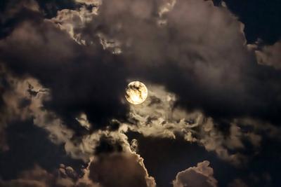 Der Vollmond leuchtet am Nachthimmel ?ber M?nchen, eine Wolke verdunkelt den Mond teilweise, 9. August 2025-stock-foto