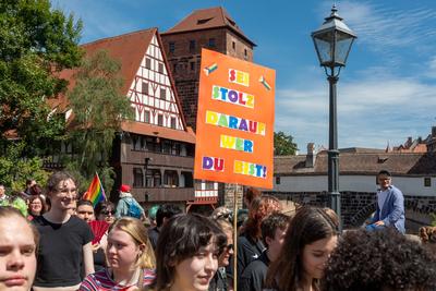 Reportage 09.08.2025 Die Demo zum CSD in N?rnberg am Samstag durch die N?rnberger Innenstadt mit rund 20 000 Besucher, Motto: Nie mehr still!, super Wetter, super Stimmung, alles friedlich-stock-foto
