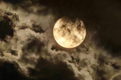 Der Vollmond leuchtet am Nachthimmel ?ber M?nchen, eine Wolke verdunkelt den Mond teilweise, 9. August 2025-stock-foto