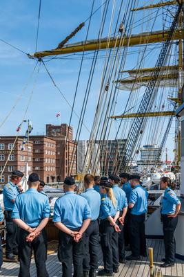 9.8.2025, Kiel, Ungew?hnlicher Liegeplatz f?r die Gorch Fock in der Innenstadt und besonderer Start zur Ausbildungsreise-stock-foto