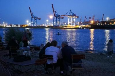 cntv Uebersicht Hafen Himmel Mond Wolken Strand Die warmen Temperaturen und der fast Vollmond sorgten am Freitag abend 08.August 2025 am Hamburger Elbstrand im Bereich Oevelgoenne fuer ein mediterranes Feeling Hamburg Deutschland *** cntv Uebersicht Hafen Himmel Mond Wolken Strand The warm temperatures and the almost full moon provided a Mediterranean feeling on Friday evening August 08, 2025 on Hamburgs Elbe beach in the Oevelgoenne area Hamburg Germany-stock-foto