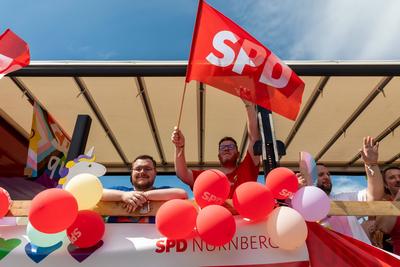 Reportage 09.08.2025 Die Demo zum CSD in N?rnberg am Samstag durch die N?rnberger Innenstadt mit rund 20 000 Besucher, Motto: Nie mehr still!, super Wetter, super Stimmung, alles friedlich-stock-foto