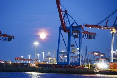 cntv Uebersicht Hafen Himmel Mond Wolken Strand Die warmen Temperaturen und der fast Vollmond sorgten am Freitag abend 08.August 2025 am Hamburger Elbstrand im Bereich Oevelgoenne fuer ein mediterranes Feeling Hamburg Deutschland *** cntv Uebersicht Hafen Himmel Mond Wolken Strand The warm temperatures and the almost full moon provided a Mediterranean feeling on Friday evening August 08, 2025 on Hamburgs Elbe beach in the Oevelgoenne area Hamburg Germany-stock-foto