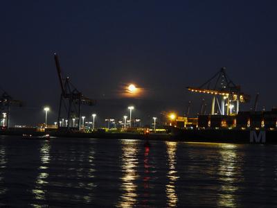 cntv Uebersicht Hafen Himmel Mond Wolken Strand Die warmen Temperaturen und der fast Vollmond sorgten am Freitag abend 08.August 2025 am Hamburger Elbstrand im Bereich Oevelgoenne fuer ein mediterranes Feeling Hamburg Deutschland *** cntv Uebersicht Hafen Himmel Mond Wolken Strand The warm temperatures and the almost full moon provided a Mediterranean feeling on Friday evening August 08, 2025 on Hamburgs Elbe beach in the Oevelgoenne area Hamburg Germany-stock-foto