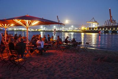 cntv Uebersicht Hafen Himmel Mond Wolken Strand Die warmen Temperaturen und der fast Vollmond sorgten am Freitag abend 08.August 2025 am Hamburger Elbstrand im Bereich Oevelgoenne fuer ein mediterranes Feeling was zahlreiche Menschen genossen haben. Die F?sse im Sand des Elbstrandes, der Blick auf den Mond am Strand und dazu ein Glas Wein oder Sekt die perfekte Urlaubsstimmung Hamburg Deutschland *** cntv Uebersicht Hafen Himmel Mond Wolken Strand The warm temperatures and the almost full moon provided a Mediterranean feeling on Friday evening August 08, 2025 on Hamburgs Elbe beach in the Oevelgoenne area, which many people enjoyed The feet in the sand of the Elbe beach, the view of the moon on the beach and a glass of wine or sparkling w-stock-foto