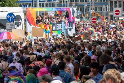 Reportage 09.08.2025 Die Demo zum CSD in N?rnberg am Samstag durch die N?rnberger Innenstadt mit rund 20 000 Besucher, Motto: Nie mehr still!, super Wetter, super Stimmung, alles friedlich-stock-foto