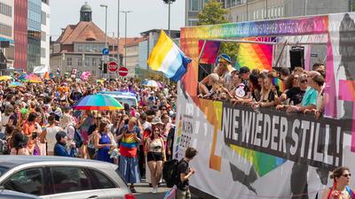 Reportage 09.08.2025 Die Demo zum CSD in N?rnberg am Samstag durch die N?rnberger Innenstadt mit rund 20 000 Besucher, Motto: Nie mehr still!, super Wetter, super Stimmung, alles friedlich-stock-foto