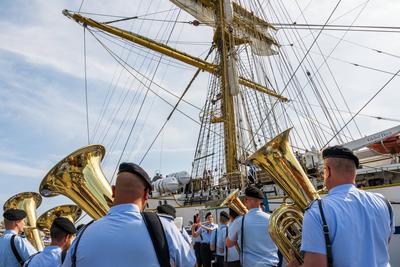 9.8.2025, Kiel, Ungew?hnlicher Liegeplatz f?r die Gorch Fock in der Innenstadt und besonderer Start zur Ausbildungsreise-stock-foto