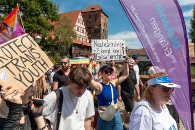 Reportage 09.08.2025 Die Demo zum CSD in N?rnberg am Samstag durch die N?rnberger Innenstadt mit rund 20 000 Besucher, Motto: Nie mehr still!, super Wetter, super Stimmung, alles friedlich-stock-foto