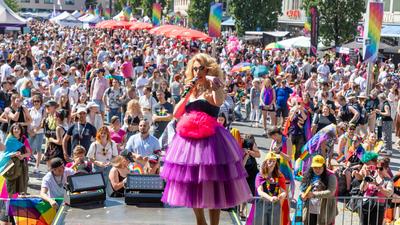 Reportage 09.08.2025 Die Demo zum CSD in N?rnberg am Samstag durch die N?rnberger Innenstadt mit rund 20 000 Besucher, Motto: Nie mehr still!, super Wetter, super Stimmung, alles friedlich-stock-foto