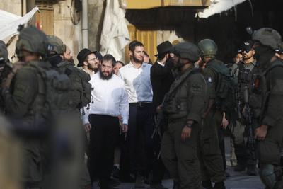 Israeli security forces stand guard as Israeli settlers tour in the Palestinian side of the old city and market of Hebron-stock-foto