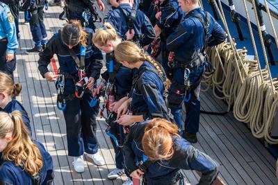 9.8.2025, Kiel, Ungew?hnlicher Liegeplatz f?r die Gorch Fock in der Innenstadt und besonderer Start zur Ausbildungsreise-stock-foto
