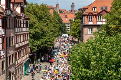 Reportage 09.08.2025 Die Demo zum CSD in N?rnberg am Samstag durch die N?rnberger Innenstadt mit rund 20 000 Besucher, Motto: Nie mehr still!, super Wetter, super Stimmung, alles friedlich-stock-foto