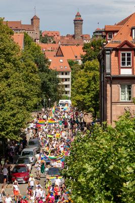 Reportage 09.08.2025 Die Demo zum CSD in N?rnberg am Samstag durch die N?rnberger Innenstadt mit rund 20 000 Besucher, Motto: Nie mehr still!, super Wetter, super Stimmung, alles friedlich-stock-foto