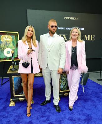 GRAND OPENING - FELIX BLUME IM ART CUBE - Patricia Viktoria Halbe mit K?nstler Felix Blume alis Kollegah und Kunstsammle-stock-foto