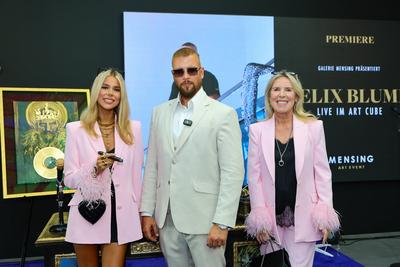 GRAND OPENING - FELIX BLUME IM ART CUBE - Patricia Viktoria Halbe mit K?nstler Felix Blume alis Kollegah und Kunstsammle-stock-foto