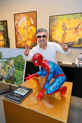 GRAND OPENING - FELIX BLUME IM ART CUBE - Lotto Million?r Chico (K?rsat Yildirim) vor der Kunst von Felix Blume (Kolegga-stock-foto