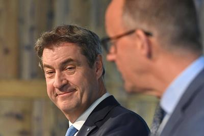 v.li: Markus SOEDER (Ministerpraesident Bayern und CSU Vorsitzender), Friedrich MERZ (CDU Vorsitzender), Pressekonferenz-stock-foto