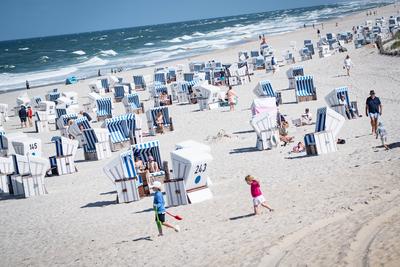 Strandk?rbe mit Touristen bei windigem Sommerwetter am Strand von Kampen auf der Nordseeinsel Sylt in der Hochsaison 2025-stock-foto