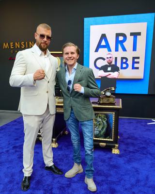 GRAND OPENING - FELIX BLUME IM ART CUBE - K?nstler Felix Blume alias Kollegah mit RTL-Reporter Thomas Lipke im Art Cube-stock-foto