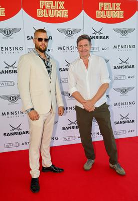 GRAND OPENING - FELIX BLUME IM ART CUBE - Gastgeber Galerist Harry Mensing und K?nstler Felix Blume alis Kollegah begl?c-stock-foto