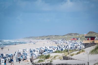 Strandk?rbe mit Touristen bei windigem Sommerwetter am Strand von Kampen auf der Nordseeinsel Sylt in der Hochsaison 2025-stock-foto