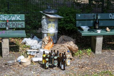 Muenchen, Sommer in der Stadt, der nachteil der lauen Abende, die Hinterlassenschaften im Park am Vater Rhein Brunnen **-stock-foto