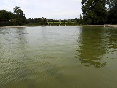 cntv Im Hamburger Stadtparksee und in den zufuehrenden Kanael der Alster sind vermehrt Blaualgen aufgetreten so das die Beh?rde offiziell davor warnt. Blaualgen Alarm im Hamburger Stadtparksee die Beh?rde warnt es sind Uebelkeit, Erbrechen, Durchfall und Hautreizungen moeglich 09.August 2025 Hamburg Deutschland *** cntv In the Hamburg Stadtparksee and in the canals leading to the Alster, blue-green algae have increased so that the authority officially warns against it Blue-green algae alarm in the Hamburg Stadtparksee the authority warns that nausea, vomiting, diarrhea and skin irritation are possible 09 August 2025 Hamburg Germany-stock-foto