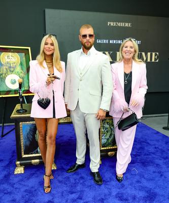 GRAND OPENING - FELIX BLUME IM ART CUBE - Patricia Viktoria Halbe mit K?nstler Felix Blume alis Kollegah und Kunstsammle-stock-foto