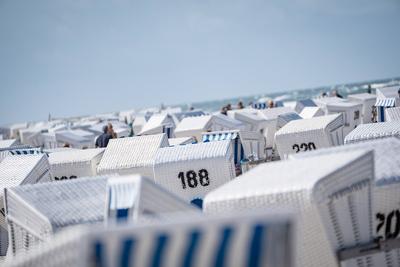Strandk?rbe mit Touristen bei windigem Sommerwetter am Strand von Kampen auf der Nordseeinsel Sylt in der Hochsaison 2025-stock-foto
