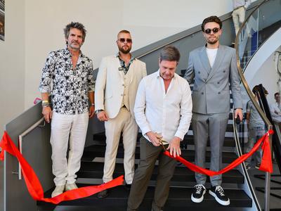 GRAND OPENING - FELIX BLUME IM ART CUBE - (L-R) Patrick Hufen mit K?nstler Felix Blume alias Kollegah, Galerist Harry Me-stock-foto