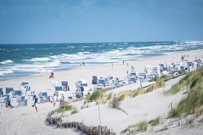 Strandk?rbe mit Touristen bei windigem Sommerwetter am Strand von Kampen auf der Nordseeinsel Sylt in der Hochsaison 2025-stock-foto