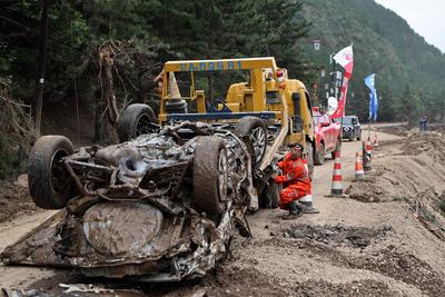 YUZHONG, CHINA - AUGUST 10: A destroyed car is removed by a tow truck on August 10, 2025 in Yuzhong, Gansu Province of C-stock-foto
