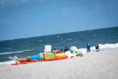 Strandk?rbe mit Touristen bei windigem Sommerwetter am Strand von Kampen auf der Nordseeinsel Sylt in der Hochsaison 2025-stock-foto