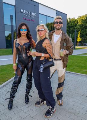 GRAND OPENING - FELIX BLUME IM ART CUBE - (L-R) Reality Model Liliy Lee, Reality Star Walemtina Doronina und DSDS Teilne-stock-foto