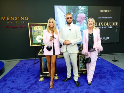 GRAND OPENING - FELIX BLUME IM ART CUBE - Patricia Viktoria Halbe mit K?nstler Felix Blume alis Kollegah und Kunstsammle-stock-foto