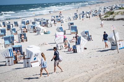 Strandk?rbe mit Touristen bei windigem Sommerwetter am Strand von Kampen auf der Nordseeinsel Sylt in der Hochsaison 2025-stock-foto