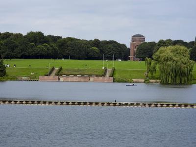 cntv Im Hamburger Stadtparksee und in den zufuehrenden Kanael der Alster sind vermehrt Blaualgen aufgetreten so das die Beh?rde offiziell davor warnt. Blaualgen Alarm im Hamburger Stadtparksee die Beh?rde warnt es sind Uebelkeit, Erbrechen, Durchfall und Hautreizungen moeglich 09.August 2025 Hamburg Deutschland *** cntv In the Hamburg Stadtparksee and in the canals leading to the Alster, blue-green algae have increased so that the authority officially warns against it Blue-green algae alarm in the Hamburg Stadtparksee the authority warns that nausea, vomiting, diarrhea and skin irritation are possible 09 August 2025 Hamburg Germany-stock-foto