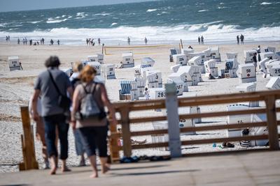 Strandk?rbe mit Touristen bei windigem Sommerwetter am Strand von Kampen auf der Nordseeinsel Sylt in der Hochsaison 2025-stock-foto