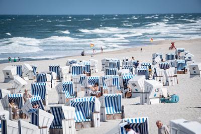 Strandk?rbe mit Touristen bei windigem Sommerwetter am Strand von Kampen auf der Nordseeinsel Sylt in der Hochsaison 2025-stock-foto
