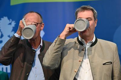 Markus SOEDER (Ministerpraesident Bayern und CSU Vorsitzender) und Friedrich MERZ (CDU Vorsitzender) auf dem Politischen-stock-foto