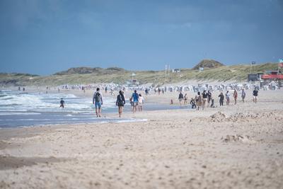 Strandk?rbe mit Touristen bei windigem Sommerwetter am Strand von Kampen auf der Nordseeinsel Sylt in der Hochsaison 2025-stock-foto