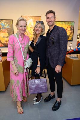 GRAND OPENING - FELIX BLUME IM ART CUBE - (L-R) Pharmamanagerin Marion Bock (IBSA Pharma) mit Kunsthostorikerin Kira Web-stock-foto