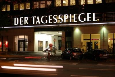 Eingang zum TAGESSPIEGEL-Verlagshaus in der Potsdamer Stra?e von Berlin bei Nacht-stock-foto