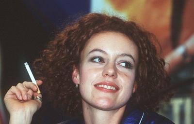 Maria Schrader 02/96 te Frau TV Film Schauspiel dunkelhaarig Locken quer Portrait Zigarette haltend rauchend l?chelnd-stock-foto